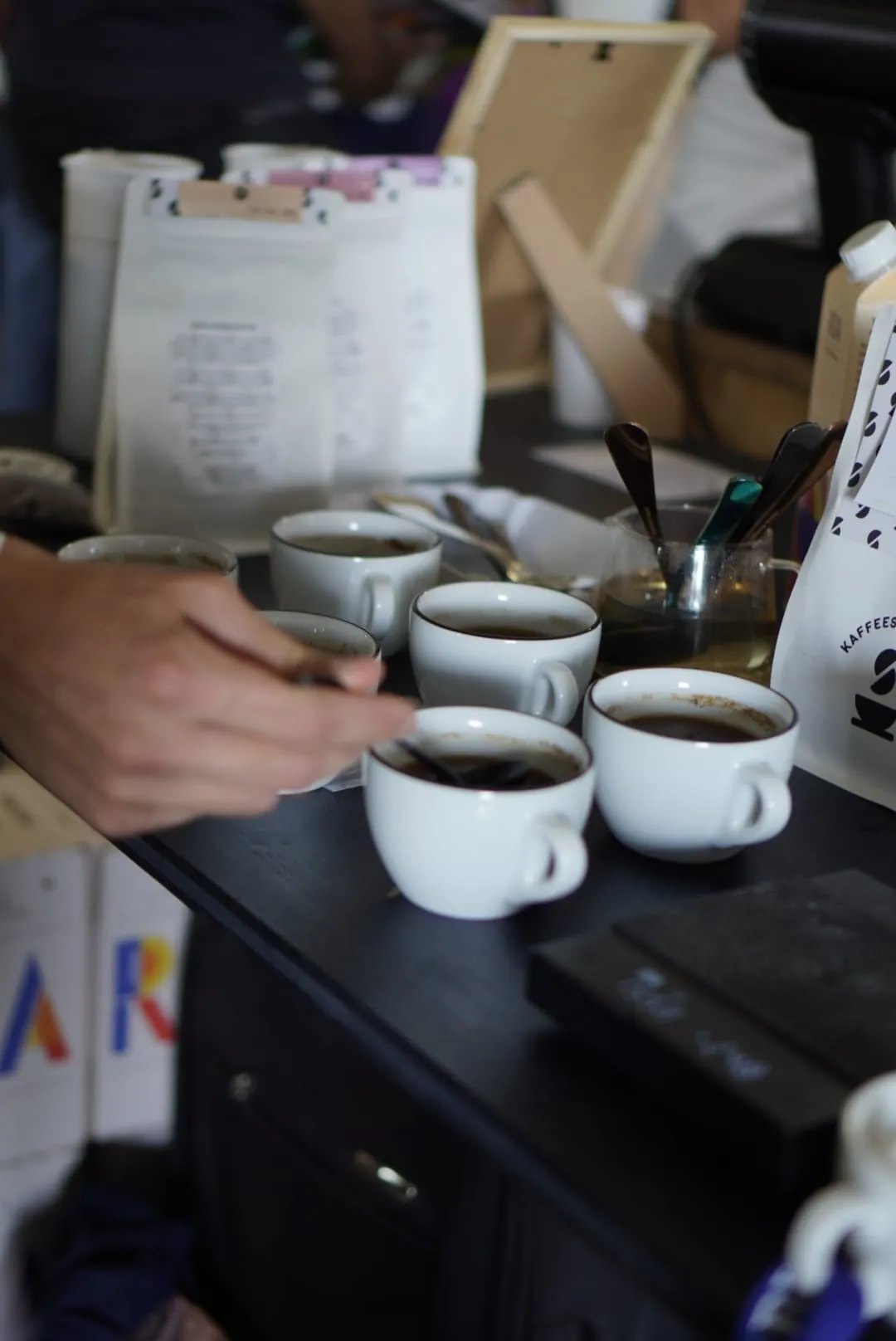 Kaffeekirschen auf Trockenbetten